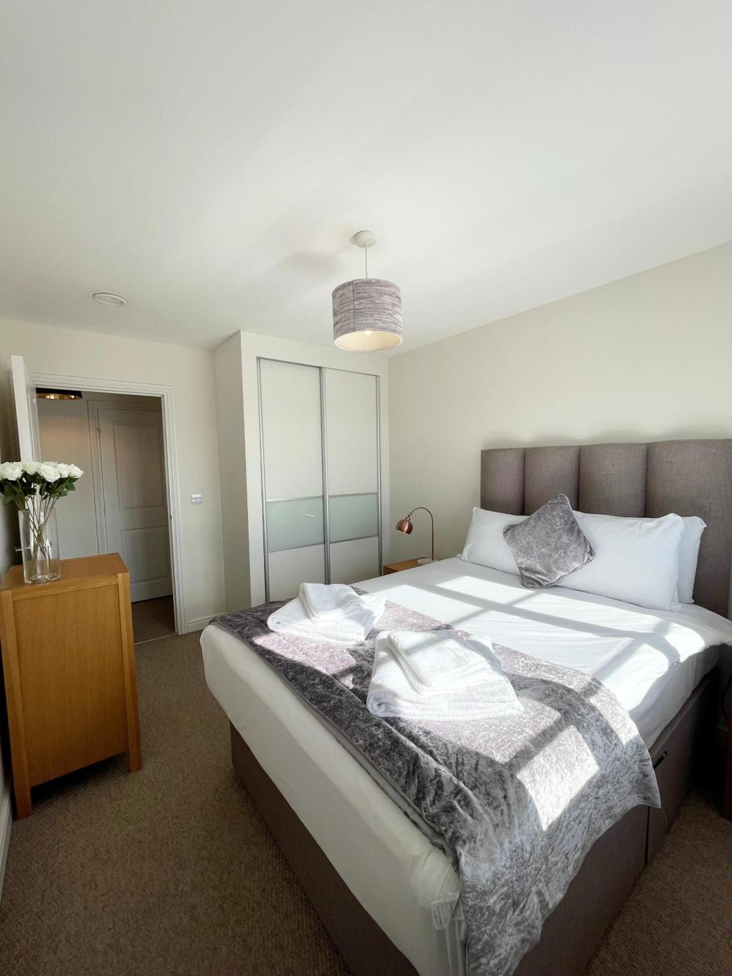 Blue Sky Apartments @Wallis Square, Farnborough Farnborough  Kültér fotó