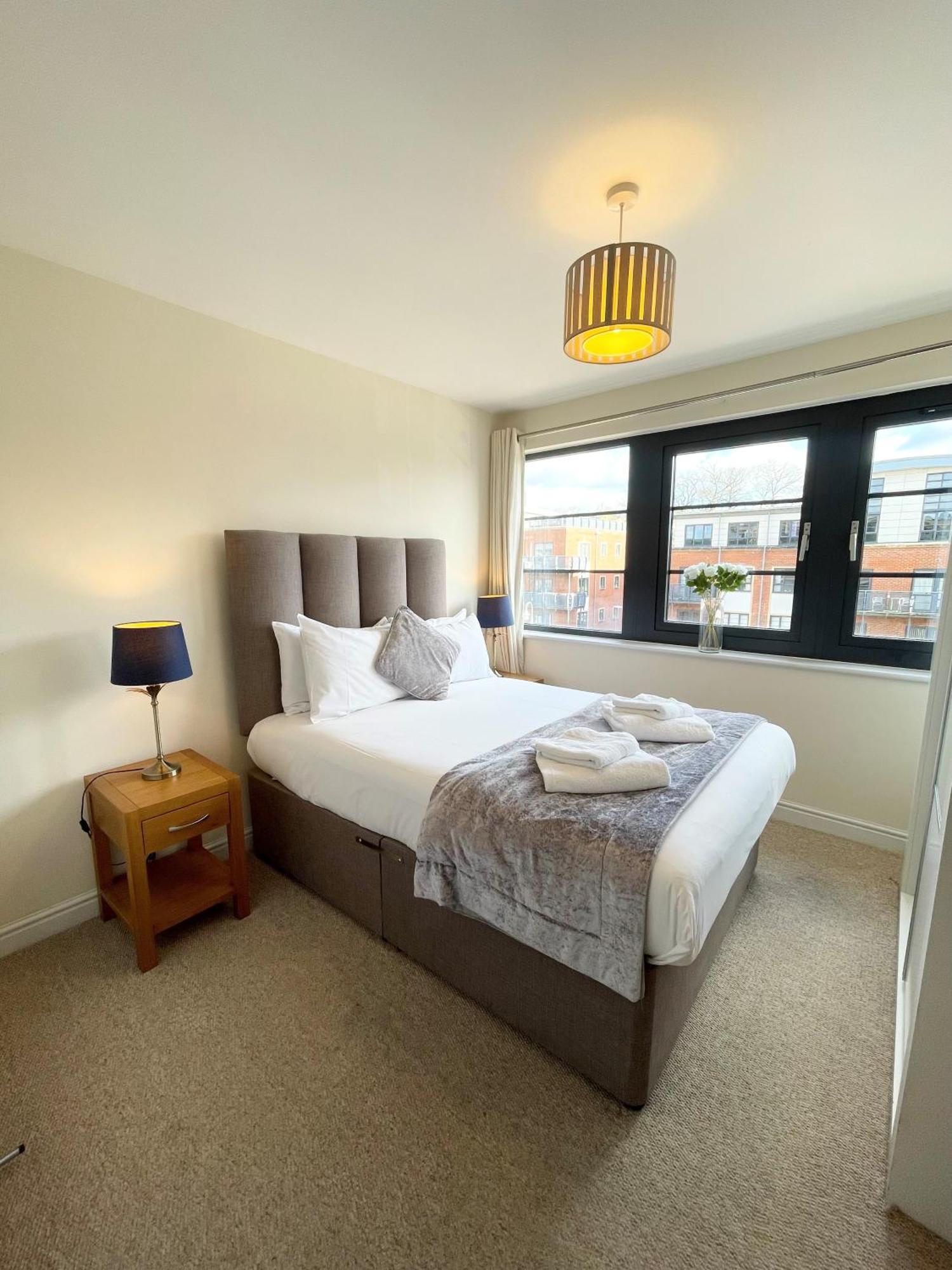 Blue Sky Apartments @Wallis Square, Farnborough Farnborough  Kültér fotó