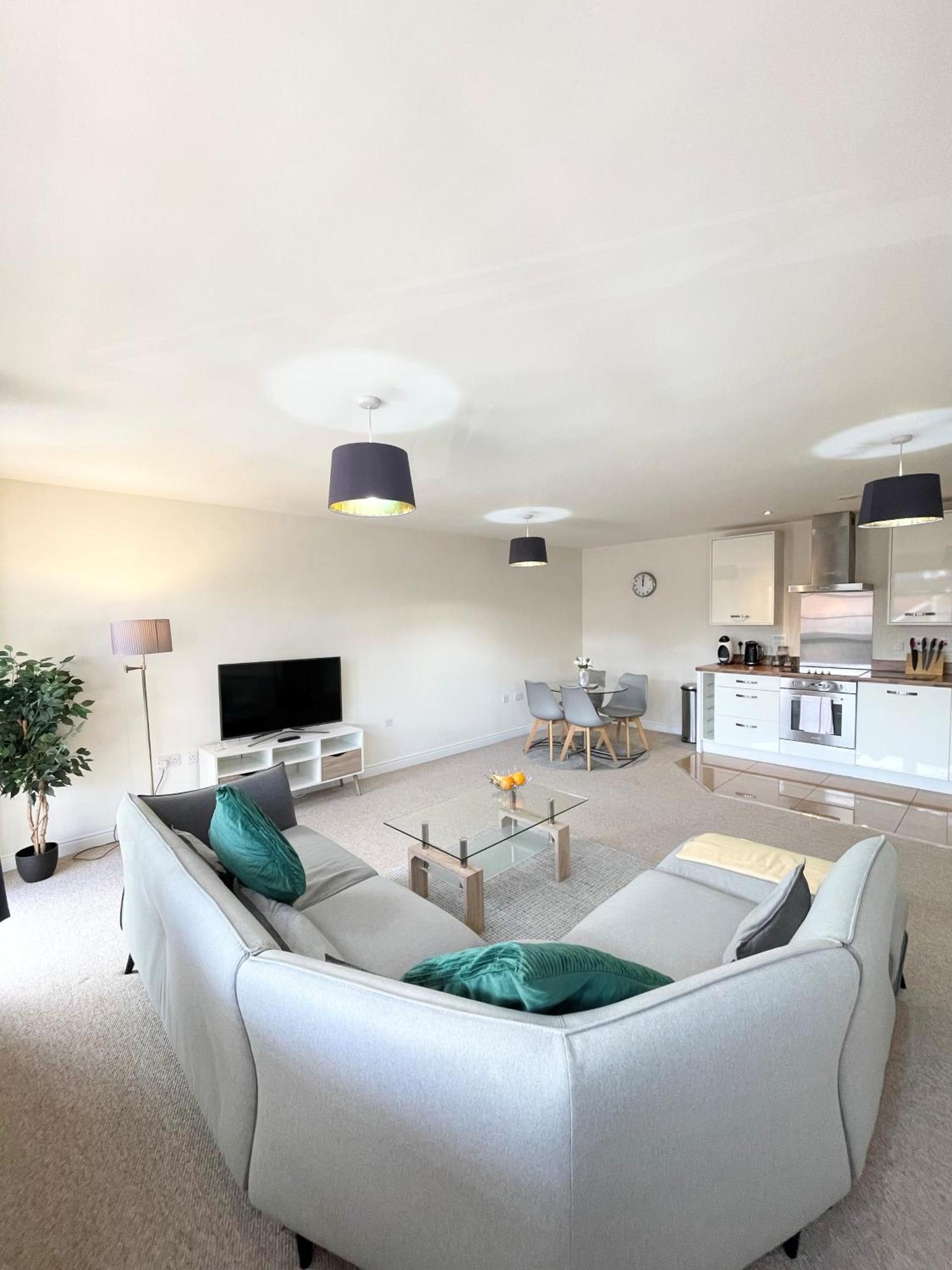 Blue Sky Apartments @Wallis Square, Farnborough Farnborough  Kültér fotó